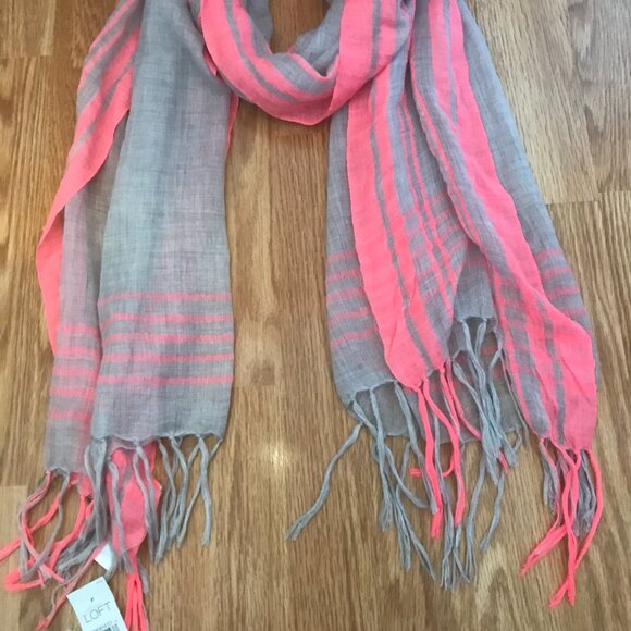 Ann Taylor LOFT Gray & Pink Lightweight Fringe Wool Scarf - Picture 4 of 7